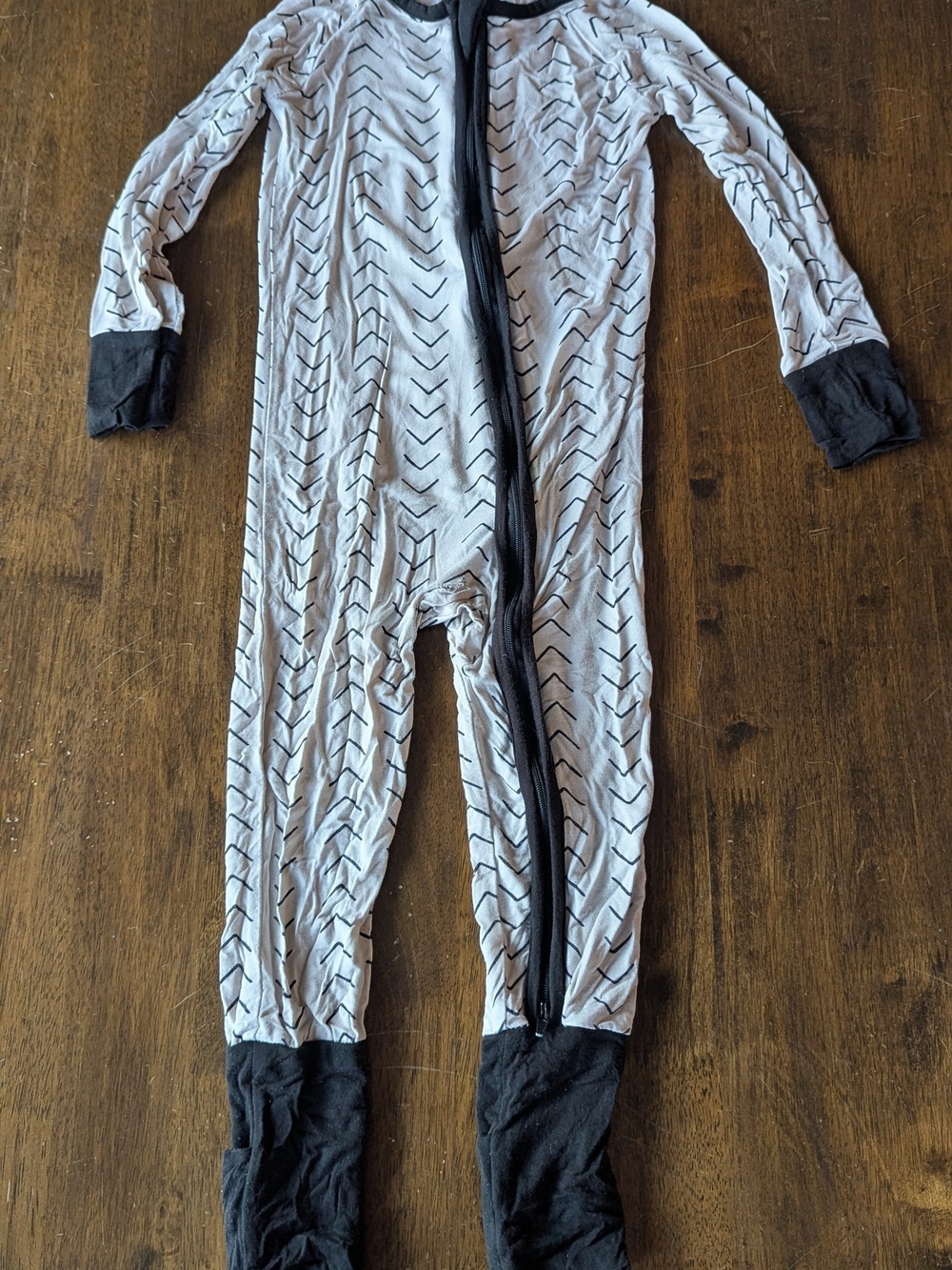 Toddler Gray And Black Arrow-Print Footed Pajama One-Piece with Black Trim